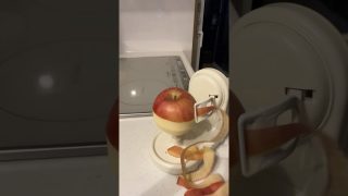 アップルピーラーの刃を片手で交換してりんごの皮を剥く初めての動画。